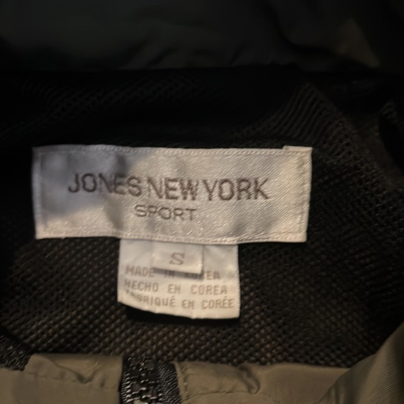 Jones New York Tech Active Vest With hidden hood in collar - Picture 6 of 9